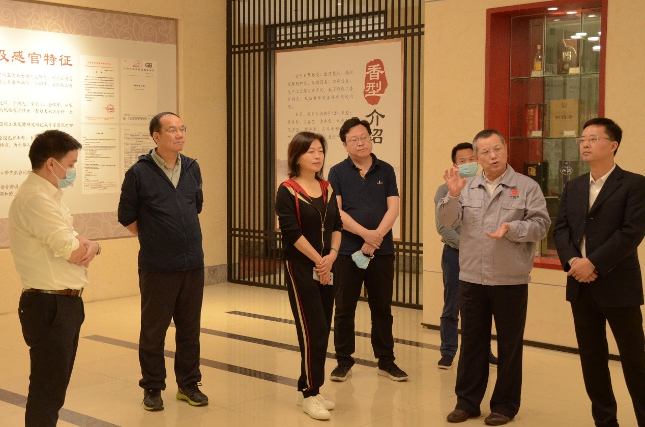 人社出版集團(tuán)董事、副總經(jīng)理黃衛(wèi)來(lái)至我司視察