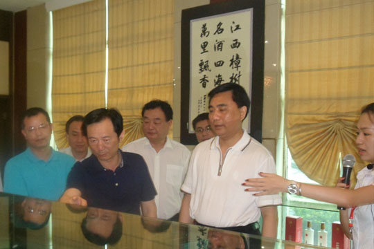 江西省委常委、紀(jì)委書記周澤民一行蒞臨四特酒公司參觀考察