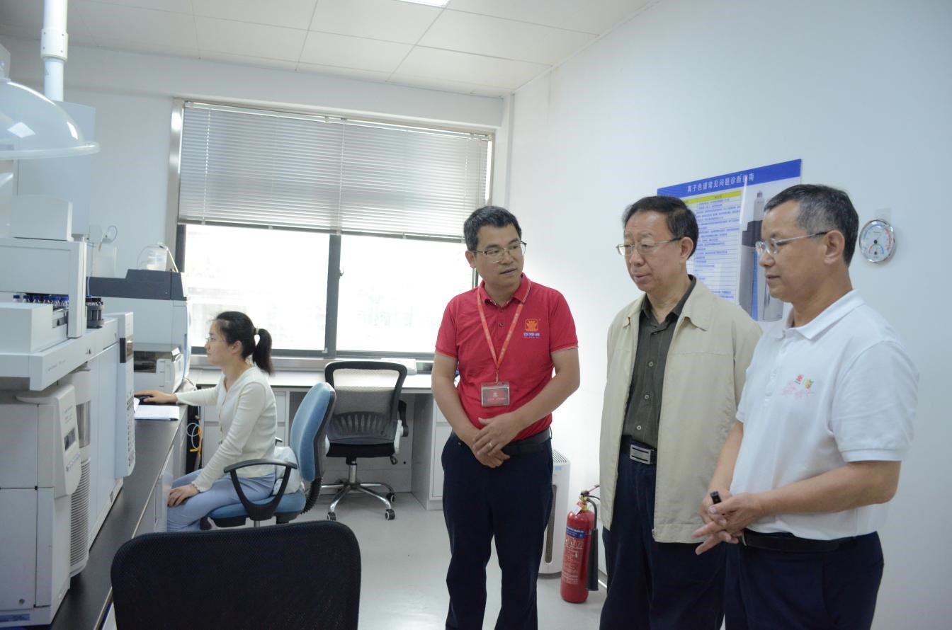 中國(guó)工程院院士、北京工商大學(xué)校長(zhǎng)孫寶國(guó)蒞臨四特酒公司調(diào)研指導(dǎo)