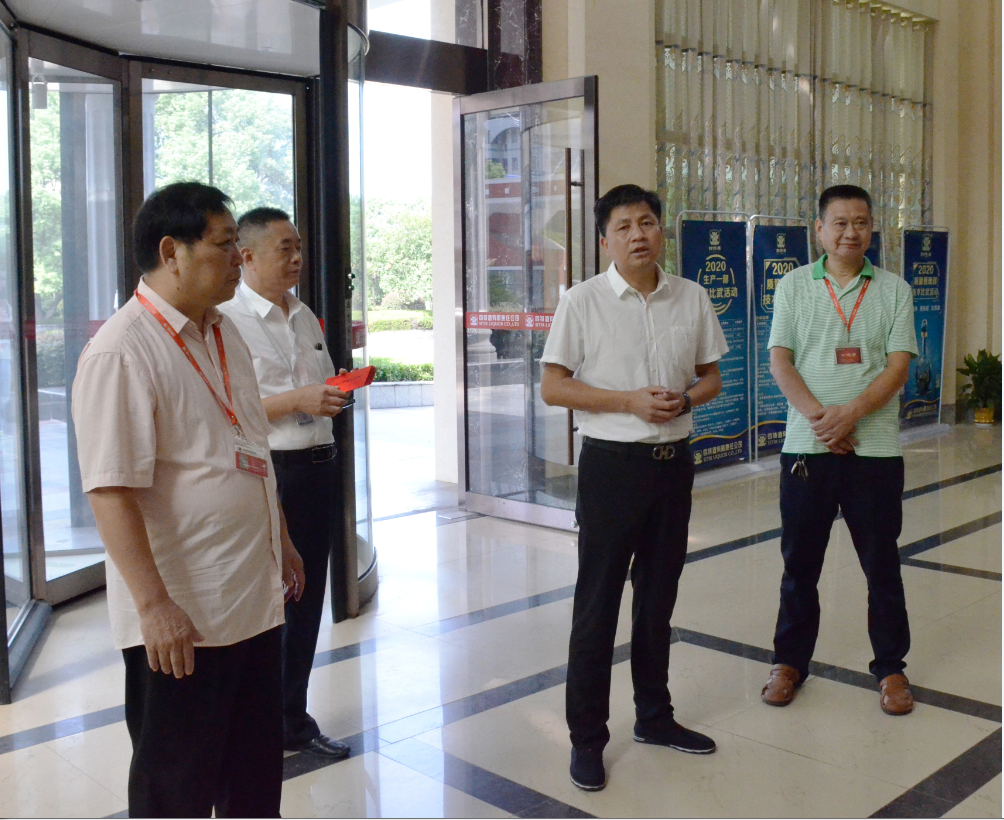 樟樹市人大常委會副主任、市總工會黨組書記、總工會主席周新根等市領導一行至我司慰問困難職工